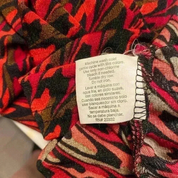 Kathy Ireland sleeveless top with cowl neckline in red black & gray. Size XL - Picture 7 of 7